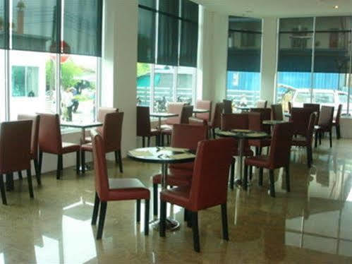 Dormani Hotel Kuching Exterior foto